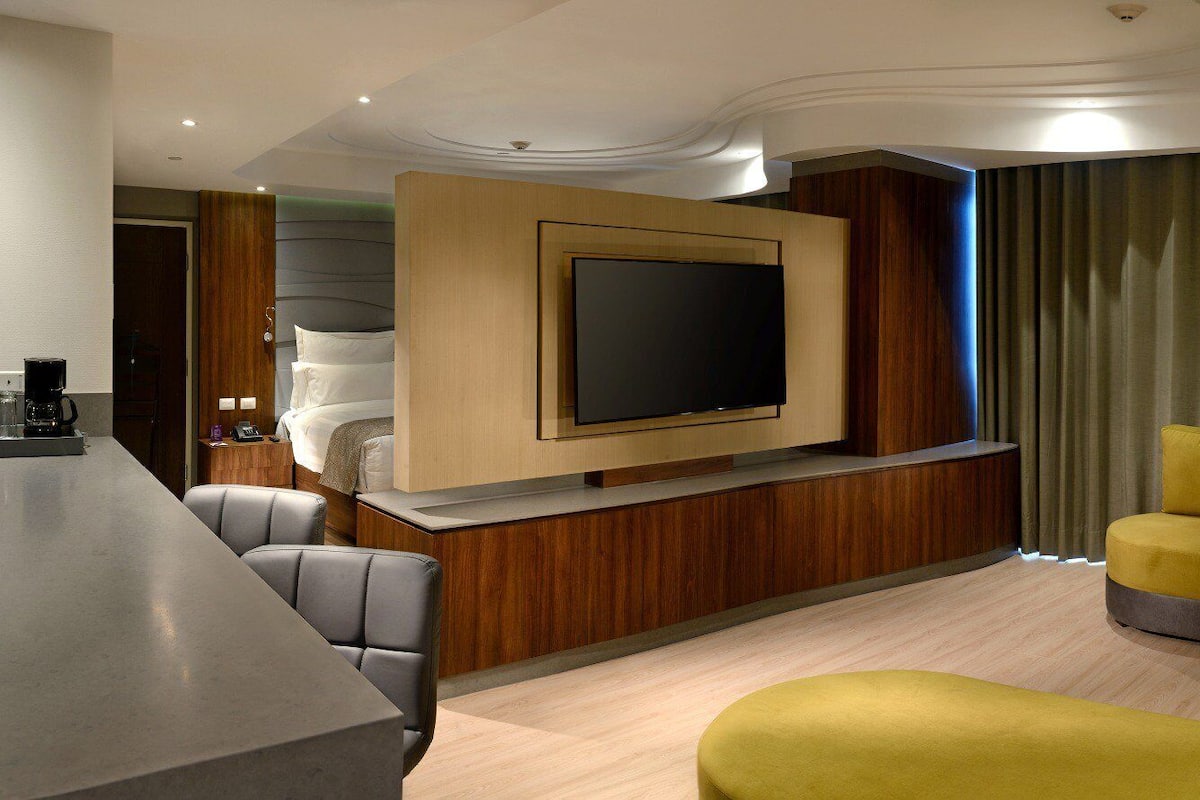 Wohnbereich | 48-Zoll-Plasmafernseher mit Kabelempfang, Fernseher