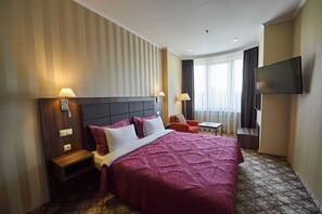 Luxury Room, 1 King Bed, Non Smoking | Premium bedding, in-room safe, desk, laptop workspace
