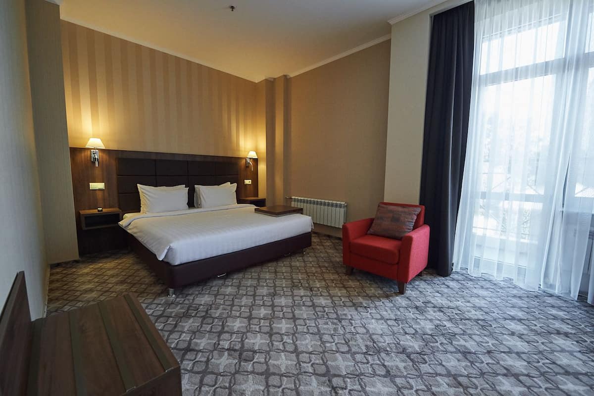 Premium bedding, in-room safe, desk, laptop workspace
