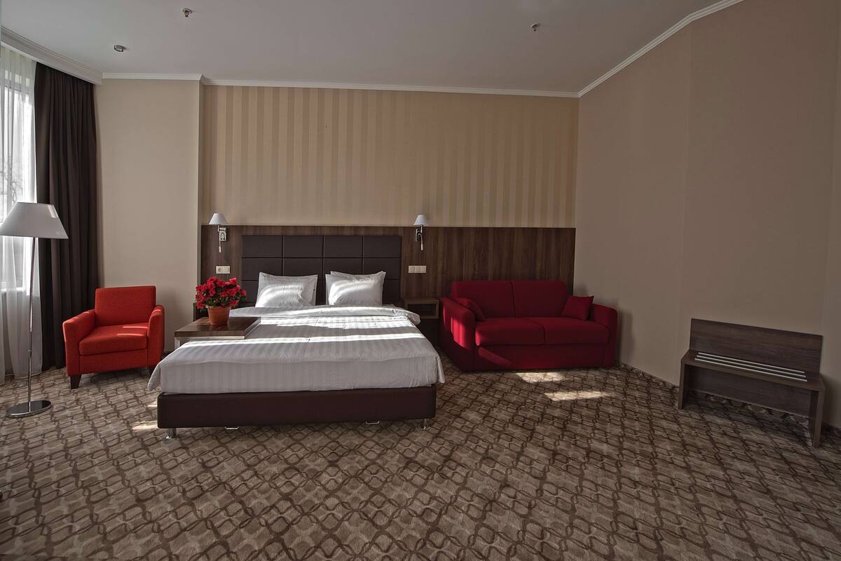 Premium bedding, in-room safe, desk, laptop workspace