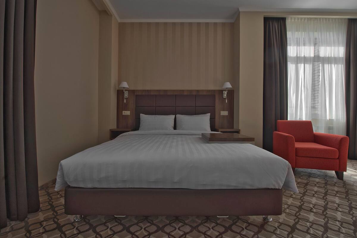 Premium bedding, in-room safe, desk, laptop workspace