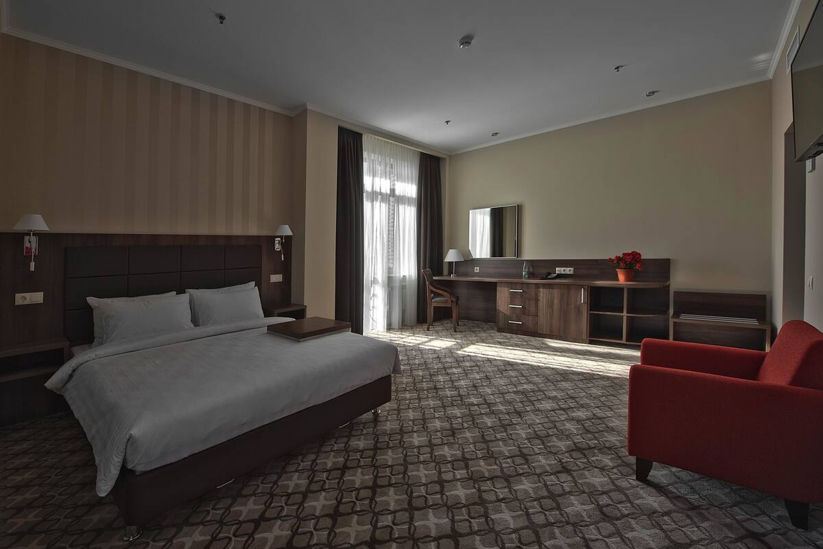 Premium bedding, in-room safe, desk, laptop workspace