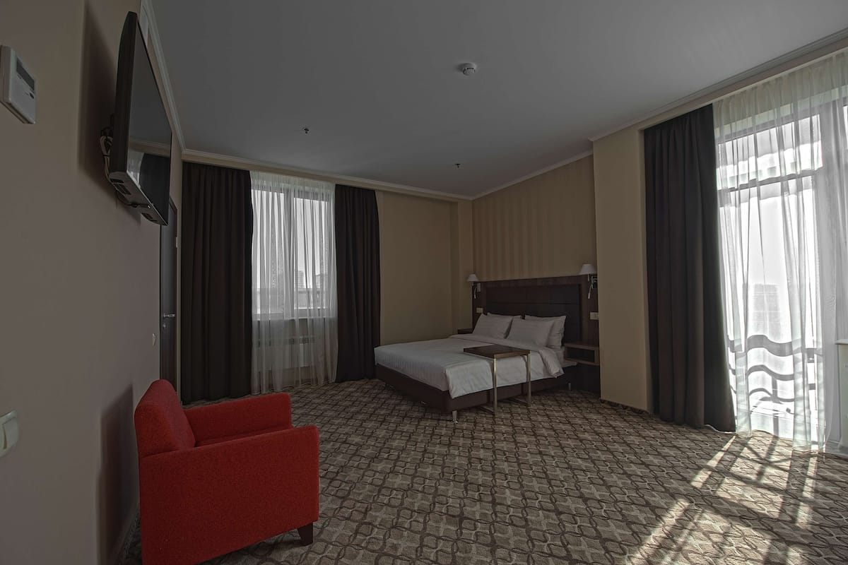Premium bedding, in-room safe, desk, laptop workspace