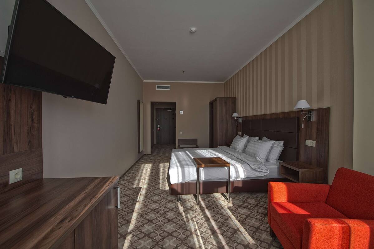 Premium bedding, in-room safe, desk, laptop workspace