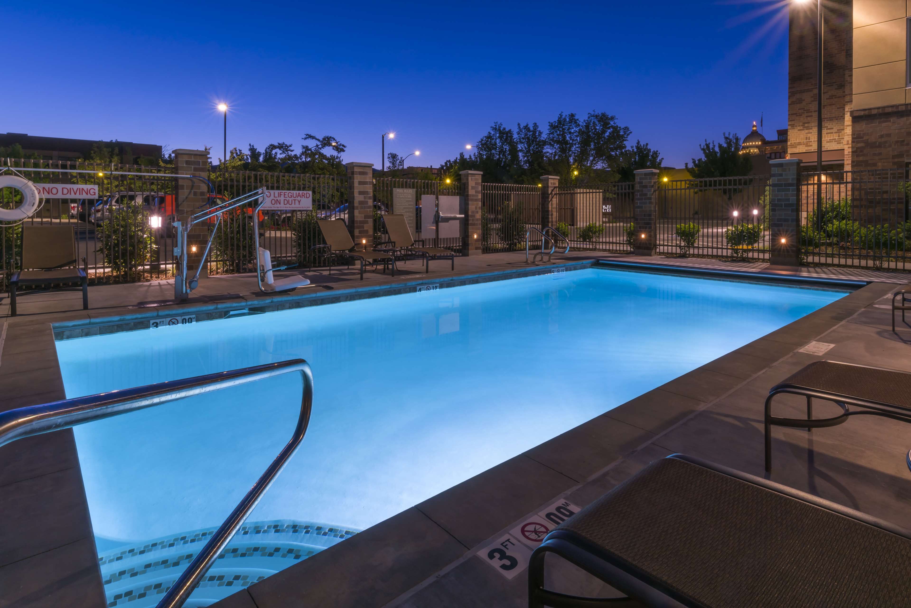 outdoor pool, open 8:00 am to 10:00 pm, pool loungers