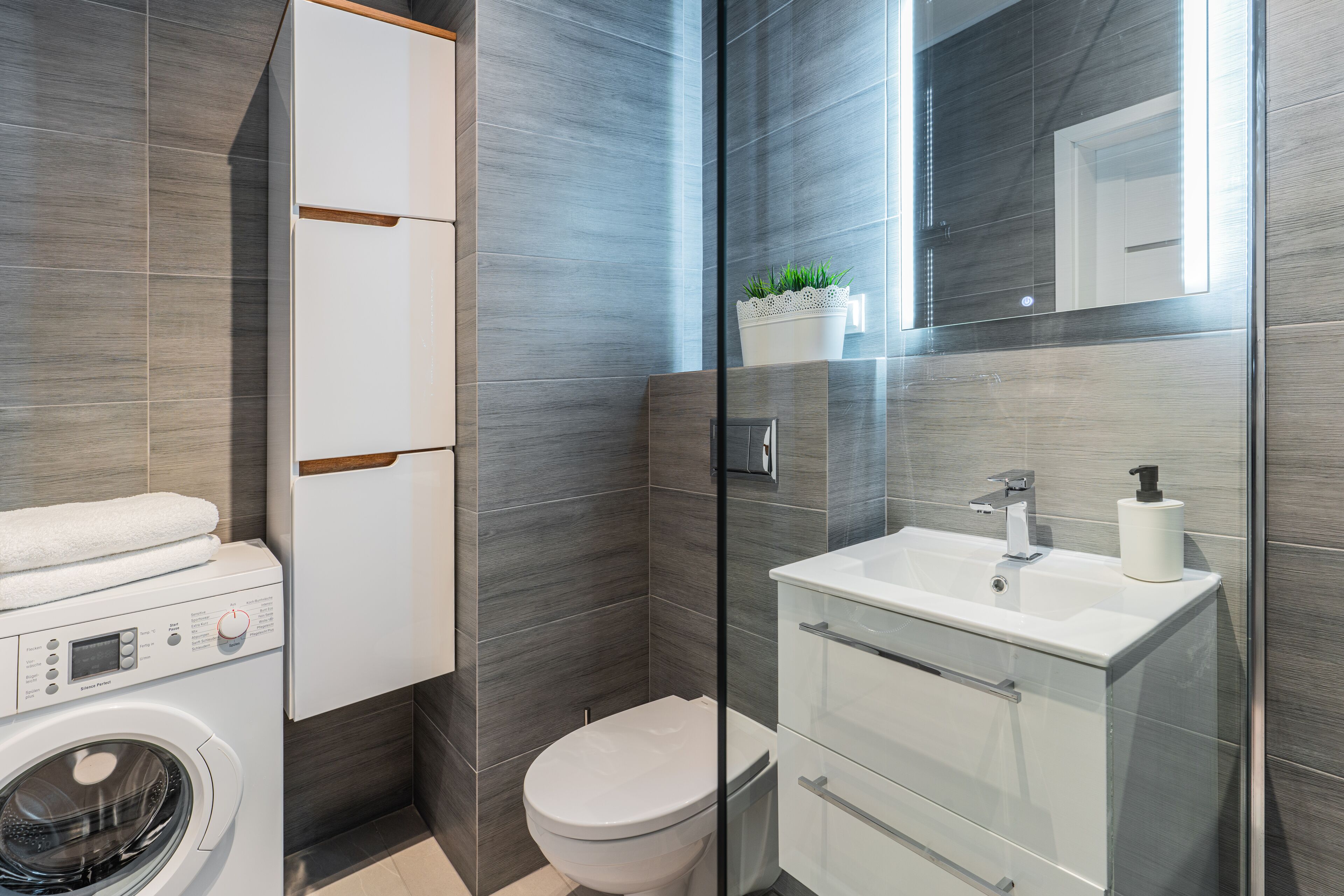 Classic Apartment (Diamentowy) | Bathroom | Shower, rainfall showerhead, free toiletries, hair dryer