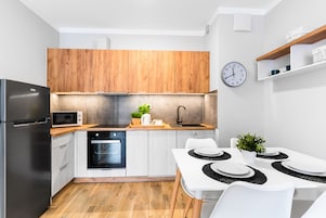 Refrigerador con freezer, microondas, horno, placa de cocina