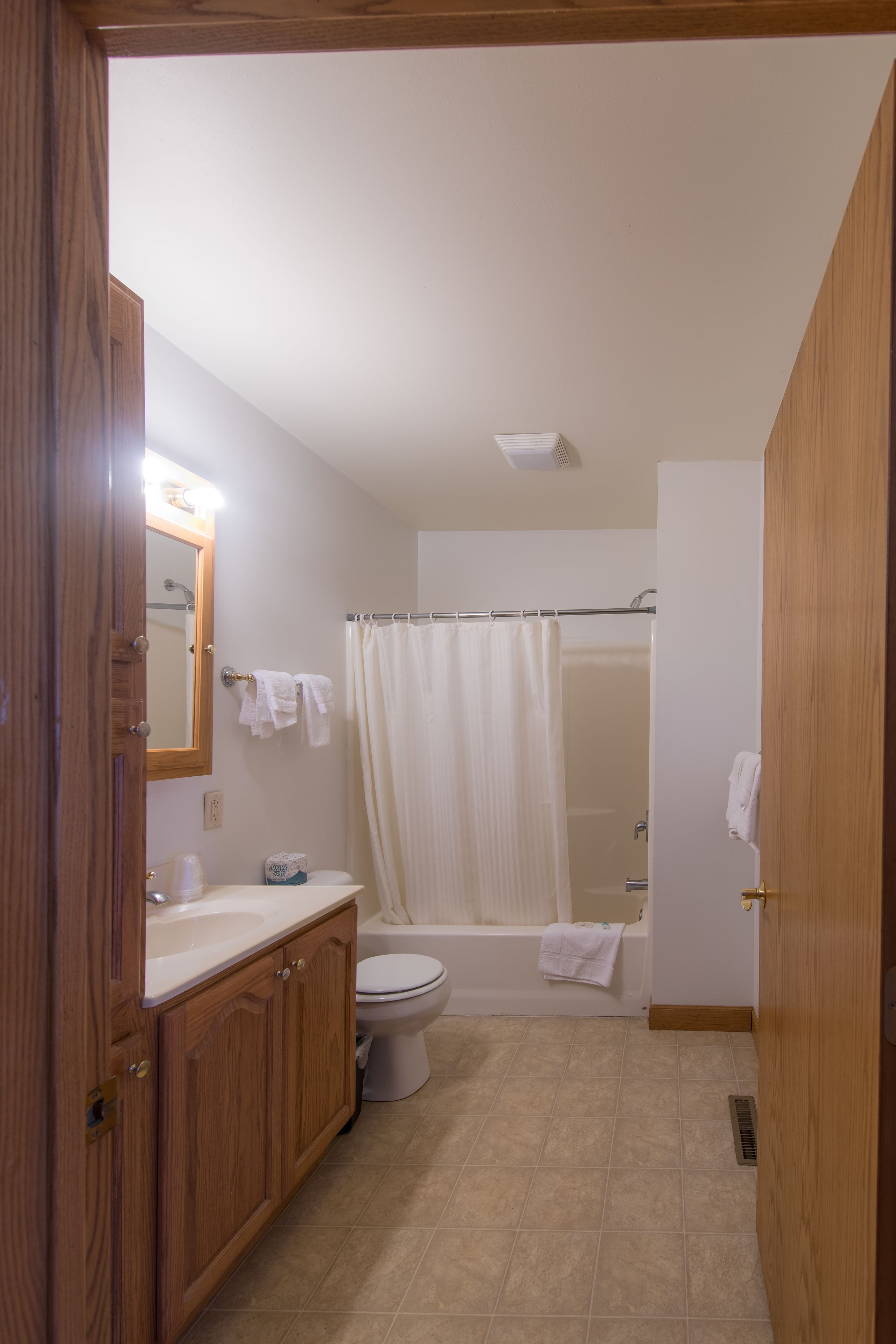 combined shower/bathtub, free toiletries, towels