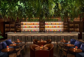 2 restaurantes, é servido jantar