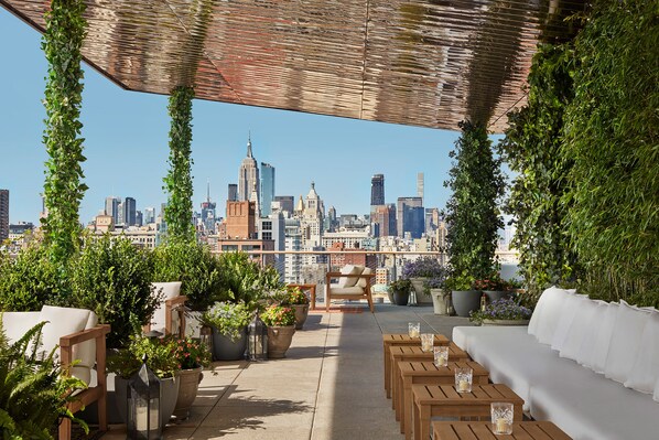 6 barer/lounger, bar på takterrassen och lobbylounge