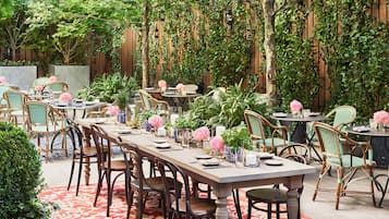 2 restaurantes, se sirve cena, cocina peruana