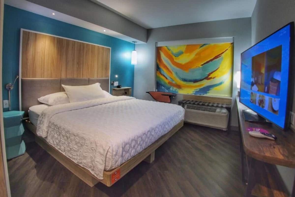 Laptop workspace, blackout drapes, iron/ironing board, free WiFi