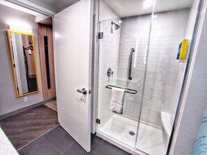 Bathroom shower - Tru By Hilton Oklahoma City Airport (Oklahoma City)