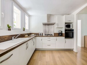 Fridge, microwave, oven, dishwasher - Holiday Home in Barry-d'Islemade with Pool (Barry D'islemade)