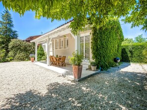 Outdoor dining - Holiday Home in Barry-d'Islemade with Pool (Barry D'islemade)