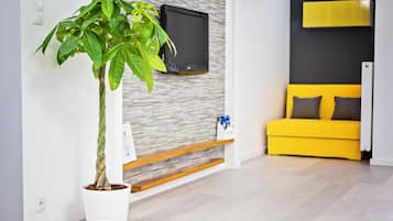 Apartment (Everest) | Living room | 40-inch flat-screen TV with digital channels, TV