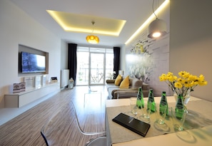 Appartement (Karmelovy) | Salle de séjour | Télévision à écran plat de 40 pouces avec chaînes numériques, télévision