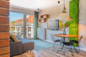 Appartement Supérieur (Kalifornia) | Coin séjour | Télévision à écran plat de 40 pouces avec chaînes numériques, télévision