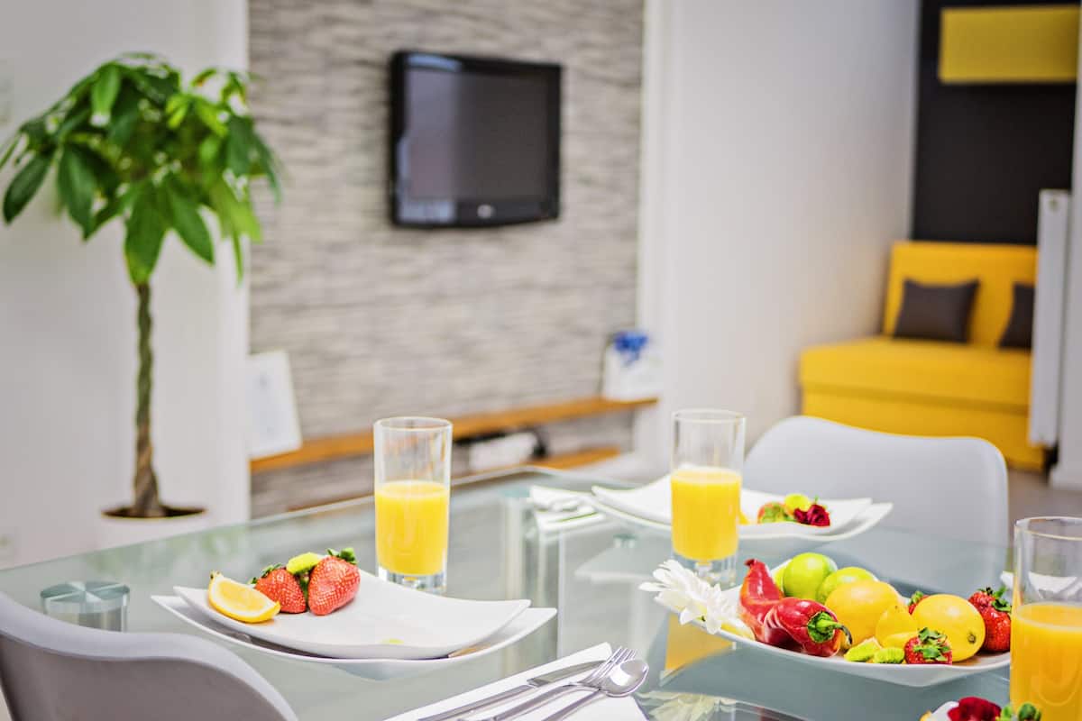 Apartment (Everest) | Living area | 40-inch flat-screen TV with digital channels, TV