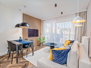 Apartment (Słoneczny) | Living room | 40-inch flat-screen TV with digital channels, TV - Apartamenty Homely Place Center (Poznan)