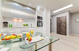 Apartamento (Everest) | Cozinha americana privada | Geladeira, micro-ondas, fogão, cooktop