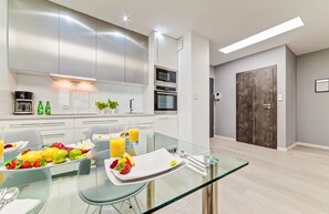 Apartment (Everest) | Private kitchenette | Fridge, microwave, oven, stovetop - Apartamenty Homely Place Center (Poznan)