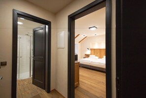 Luxe beddengoed, een minibar, een kluis op de kamer, een bureau