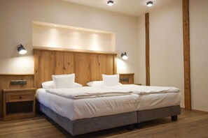 Bộ đồ giường cao cấp, minibar, két bảo mật tại phòng, bàn 