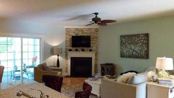 Condo, 3 Bedrooms | Living room