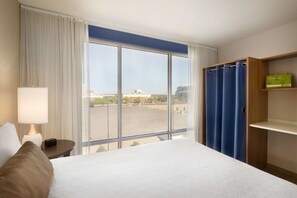 Desk, laptop workspace, iron/ironing board, free cots/infant beds - Home2 Suites by Hilton Glendale - Westgate (Glendale)