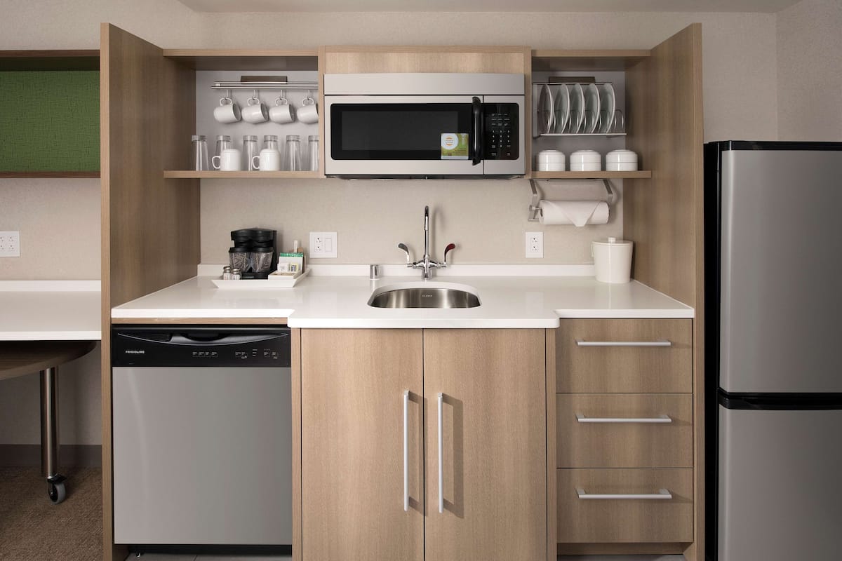 Großer Kühlschrank, Mikrowelle, Geschirrspüler