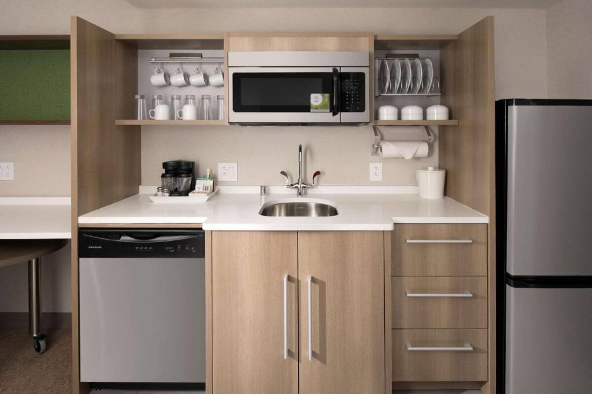 Full-sized fridge, microwave, dishwasher, coffee/tea maker