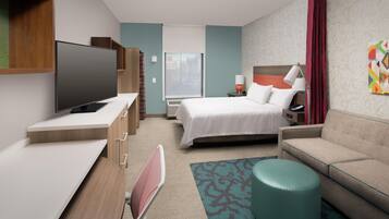 Ein modernes Hotelzimmer mit einem Flachbildfernseher, einem Bett mit weißer Bettwäsche, einer Couch, einem Schreibtisch mit Stuhl und einem kleinen Hocker.