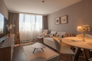 Suíte | Roupas de cama premium, frigobar, cofres nos quartos, escrivaninha