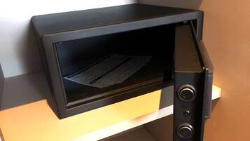 Un horno microondas instalado en la pared, mostrando un menú en su pantalla.