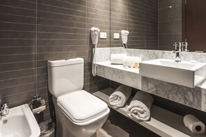 Shower, free toiletries, bidet, towels