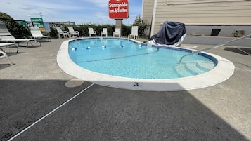 Sæsonbestemt udendørs pool, parasoller, liggestole