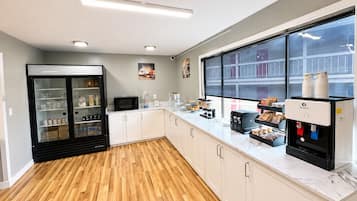 Tägliches inbegriffenes kontinentales Frühstück
