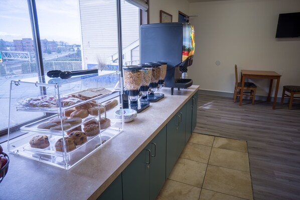 Café da manhã para viagem grátis todos os dias