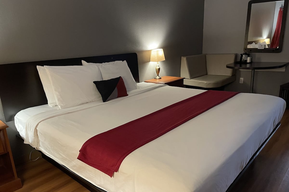 Suite, 1 King Bed (Executive Suite) | Free WiFi, bed sheets