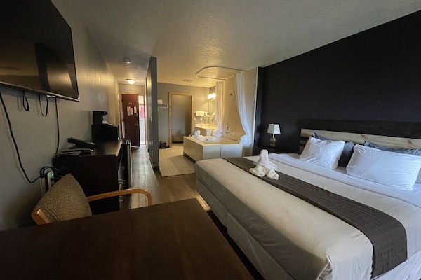 Superior Suite, 1 King Bed (King Junior) | WiFi (free), bed sheets