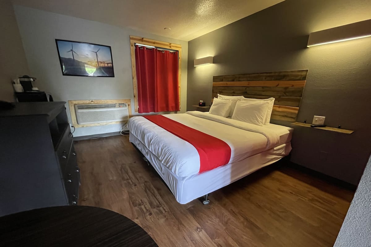 Standard Room, 1 King Bed | Free WiFi, bed sheets