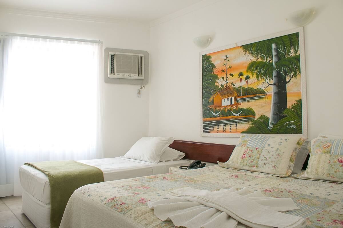 Quarto Triplo | 객실 내 금고, 책상, 암막 커튼, 무료 WiFi