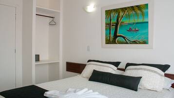 Caja de seguridad en la habitación, escritorio y cortinas blackout