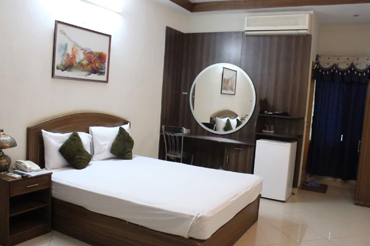 Double Room | Soundproofing, free WiFi, bed sheets
