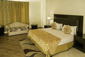 Chambre Exécutive | Bureau, fer et planche à repasser