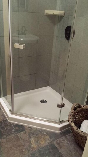 Combinació de dutxa i banyera i tovalloles 