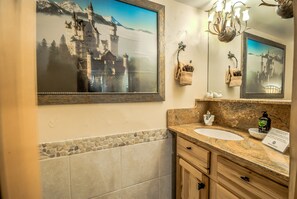 Apartamento, 1 cama de matrimonio | Baño | Ducha y bañera combinadas y artículos de higiene personal gratuitos