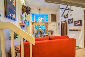 Apartment, 1 Queen-Bett | Wohnbereich | Flachbildfernseher, Kamin