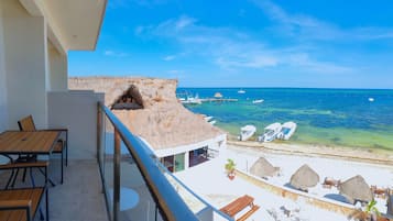 Habitación Deluxe, vista al mar | Balcony view